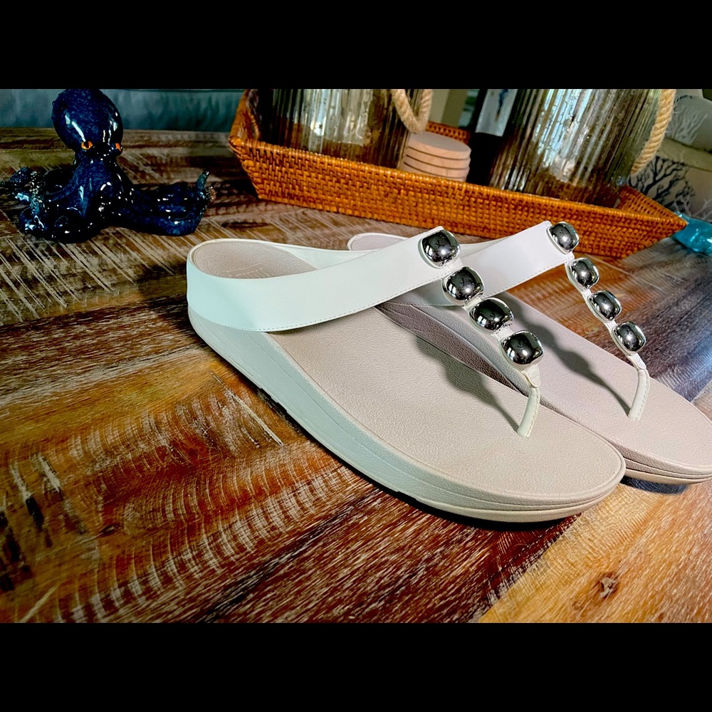 FitFlop women’s toe-post sandal with embellishments